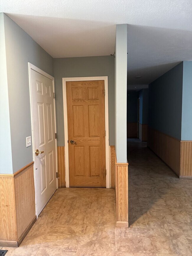 Building Photo - Beautiful 6 BR/4BA home with fenced in yar...