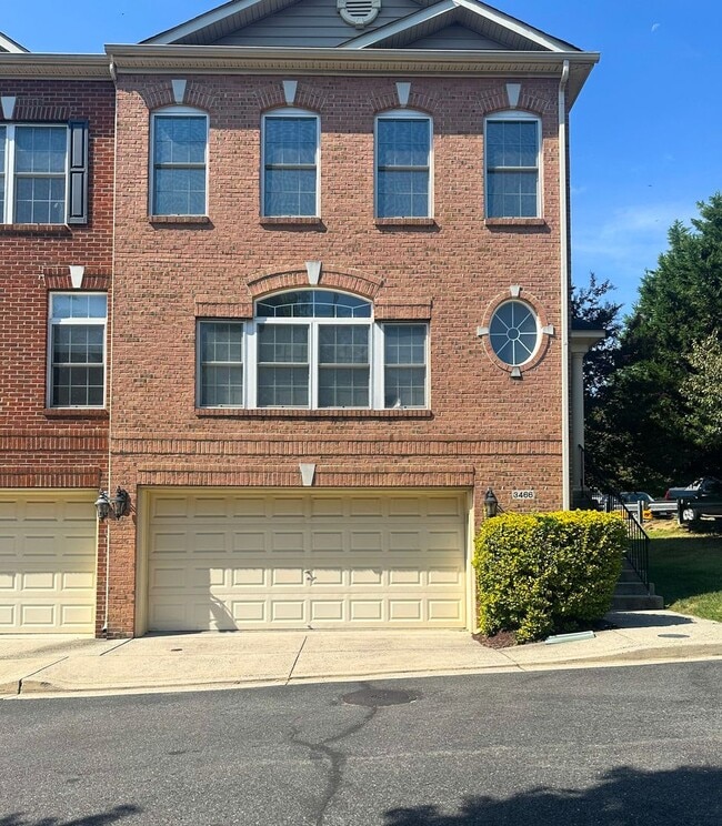 Building Photo - Gorgeous 3 Bed 2/2 Bath End Unit Townhome ...