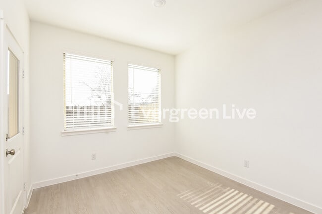 Building Photo - 1212 Dragon Wy