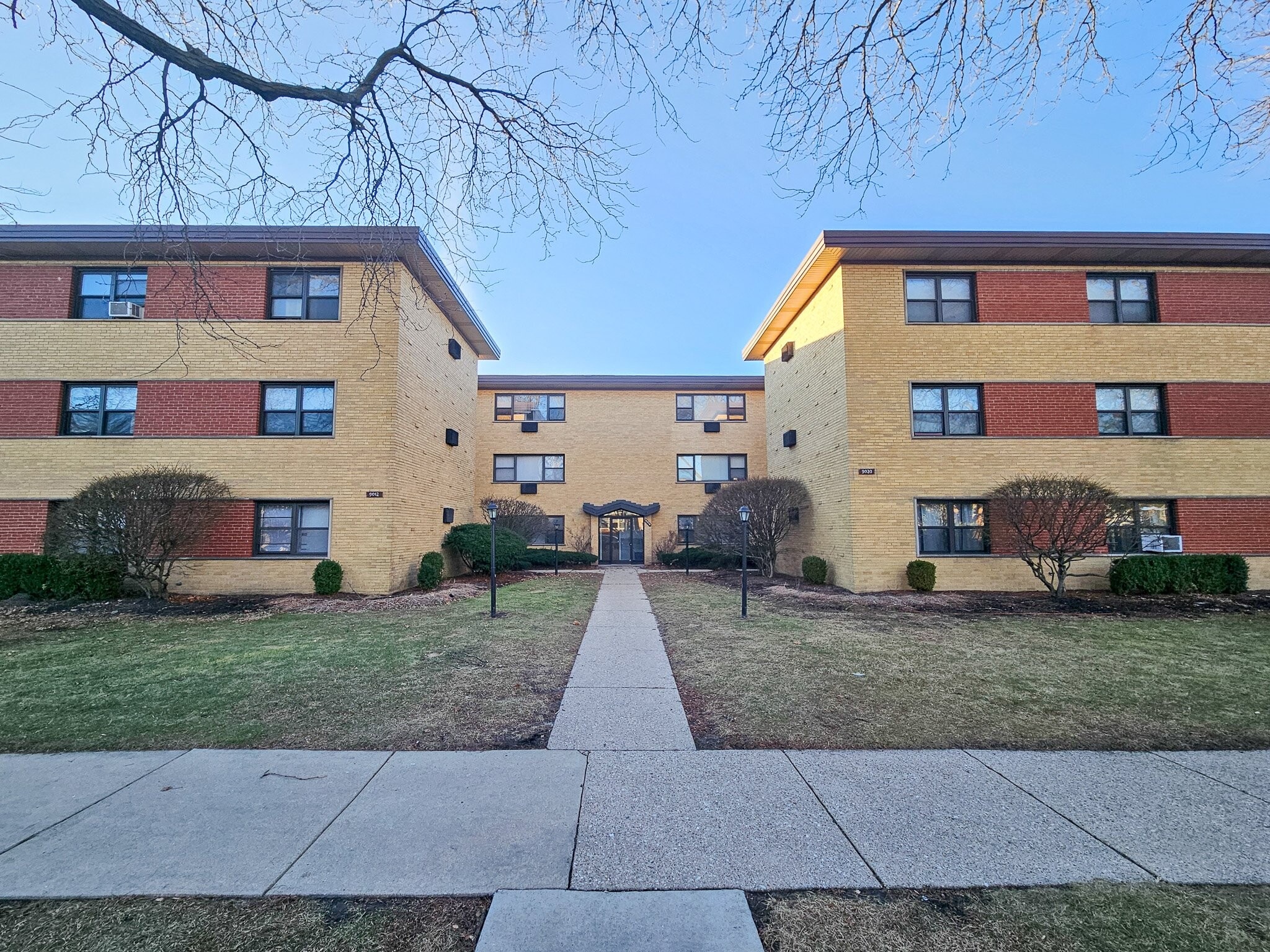Building Photo - 9012 Lamon Ave