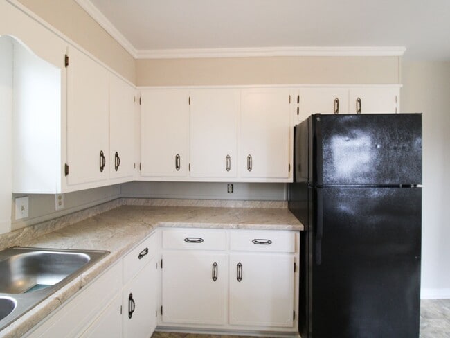 Building Photo - Rental with Country Setting!