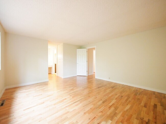 Building Photo - 3 Bed and 3 Bath Plus Office Private Singl...
