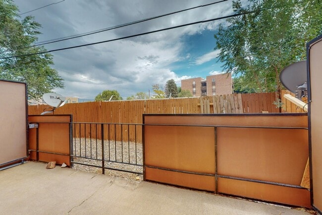 Building Photo - 1100 Alvarado Dr SE