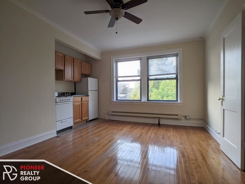 Building Photo - 4542 N Damen Ave