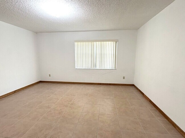 Building Photo - Cozy 2 Bedroom First Floor Condo!