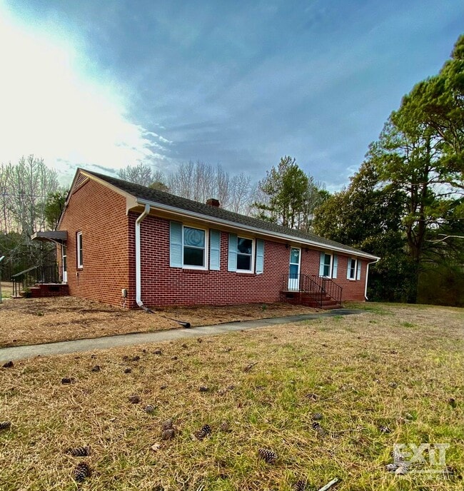 Building Photo - Well Maintained brick ranch home