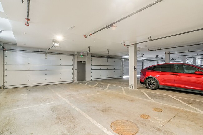 Building Photo - 2 Car Garage! Flexible lease terms! 2bed/2...