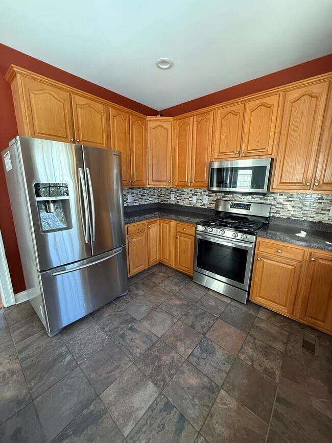 Building Photo - Large 4 Bedroom Home in Glen Allen