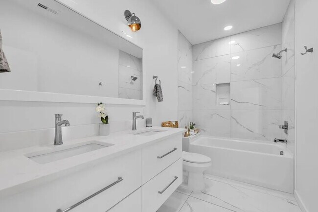 Building Photo - Modern 4-Bed Townhouse in Ridgedale – Minu...