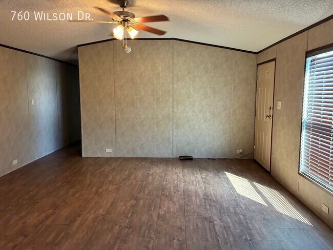 Building Photo - 760 Wilson Dr