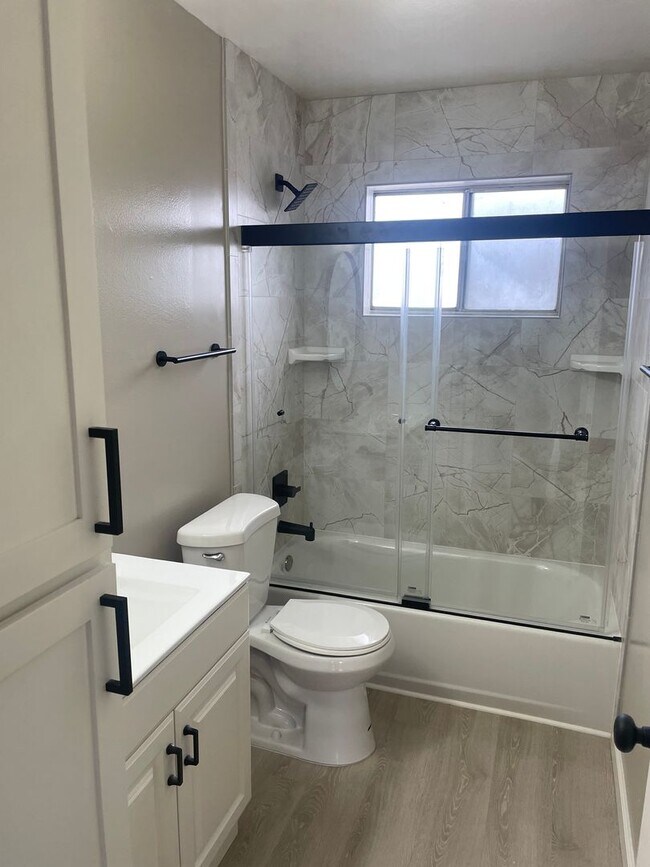 Building Photo - 1136 Francisco Ave