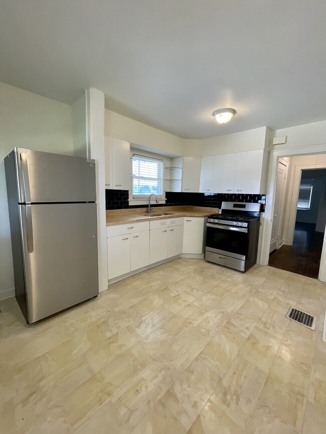 Building Photo - 230 W 73rd Terrace