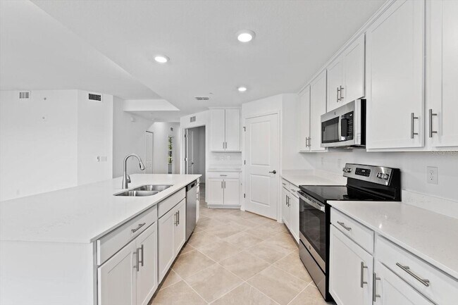 Building Photo - 12440 Wellen Golf St