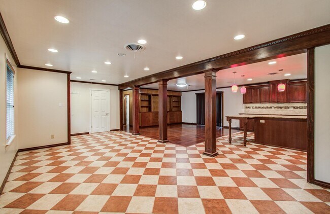 Building Photo - 1722 Front St