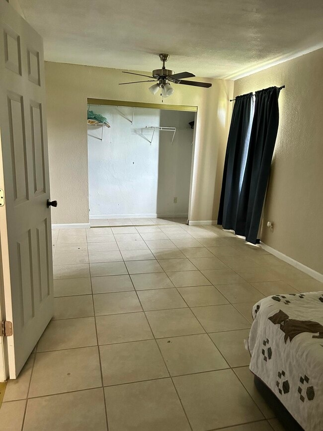 Building Photo - 141 SE Serenata Ct
