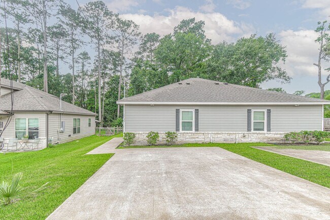 Building Photo - 15633 Sycamore Dr