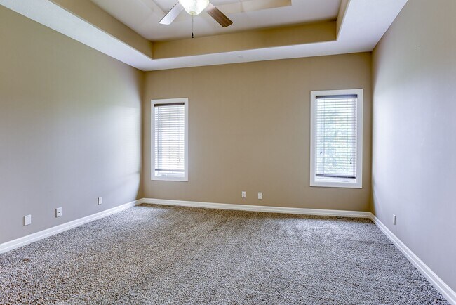 Building Photo - Beautiful 4 Bedroom In Shadow Lake!!