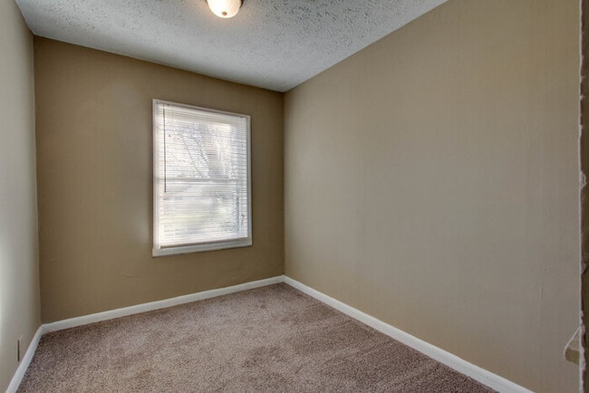 Building Photo - Murfreesboro 4 Bedroom/2 Bath HOUSE near MTSU