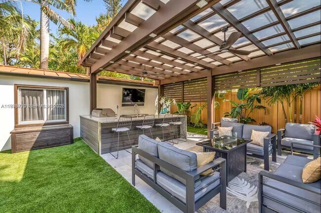 Building Photo - 110 SE 11th Ave