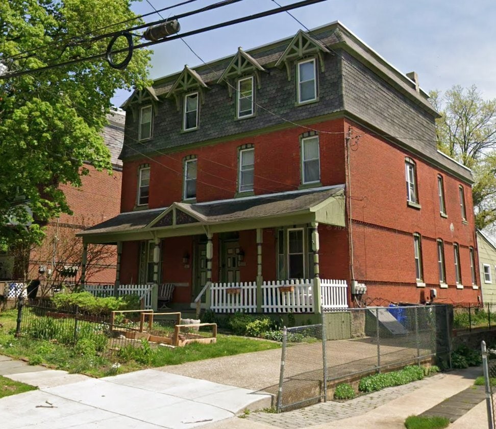 Building Photo - 160 Sumac St