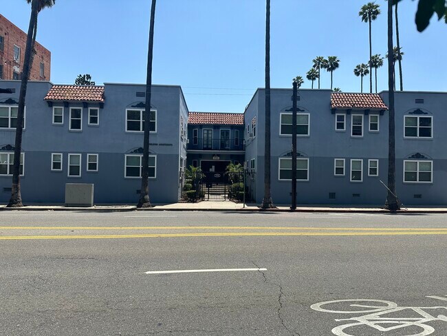 Primary Photo - 5740 Franklin Ave