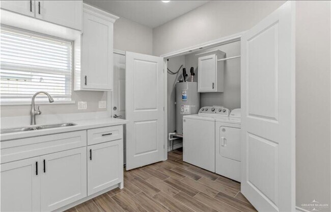 Building Photo - 17 Israel E Ave