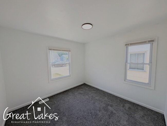 Building Photo - Beautiful 2 Bedroom 1 Bathroom now availab...
