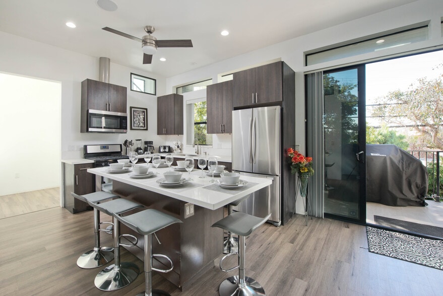 Kitchen - 809 Warren Ave