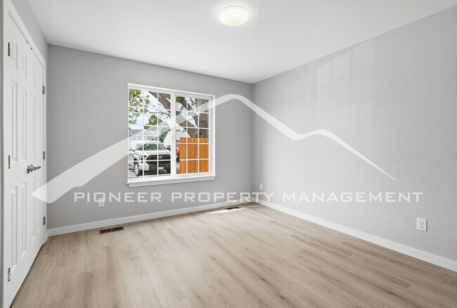 Building Photo - Spacious Condo with Washer/Dryer and Central AC
