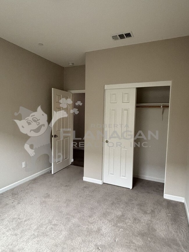 Building Photo - 4 Bedroom/ 2 Bathroom home in newer neighb...