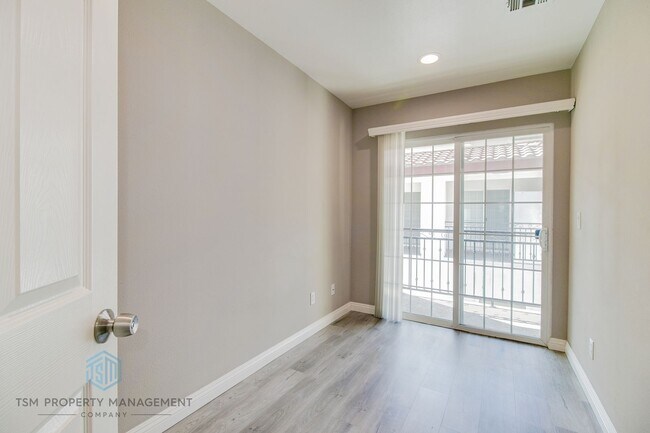 Building Photo - 2 Bed 2.5 Bath Townhouse in Prime Location of Amhambra