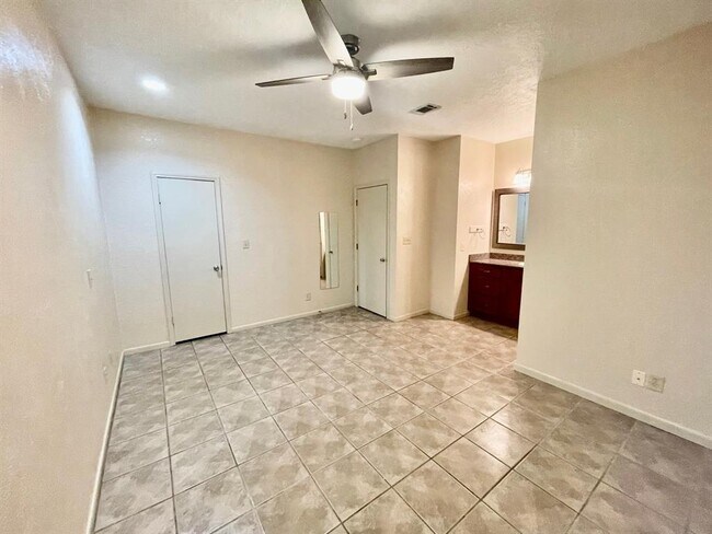 Building Photo - 421 W San Antonio St