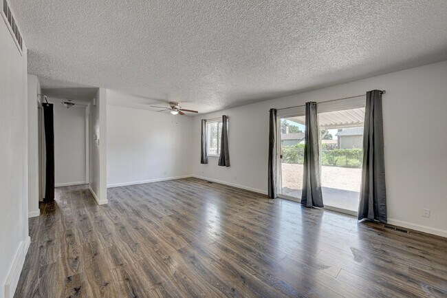 Building Photo - $2,900.00, 5 bed, 3 bath in Denver with Fi...
