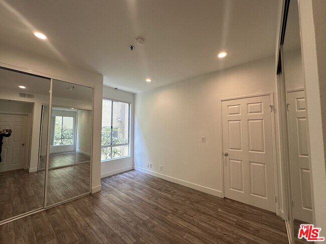 Building Photo - 8614 Burton Wy