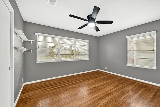 Building Photo - 1853 Huge Oaks St