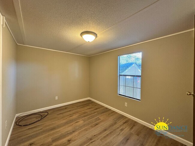 Building Photo - Centrally located 2 Bedroom Cottage in Fort Walton Beach!