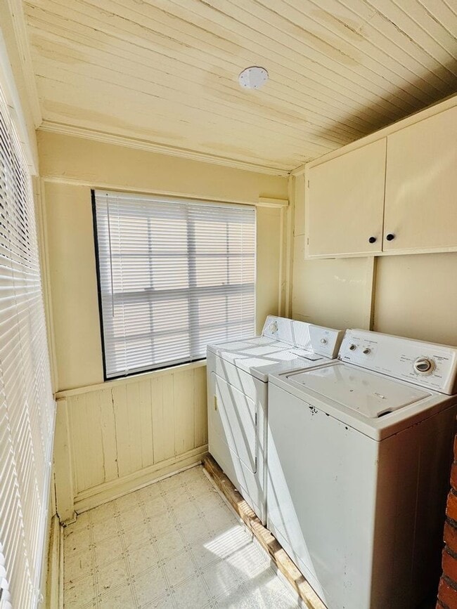 Building Photo - Delightful 2-Bedroom