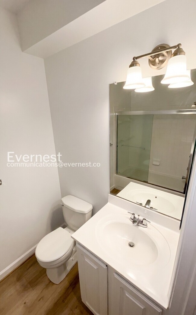 Building Photo - 1 Bed/1 Bath Condo with Community Amenities / Pet-Friendly / Available Now!