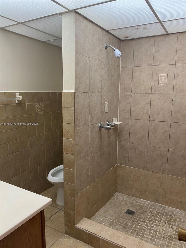 Building Photo - 10090 NW 80th Ct