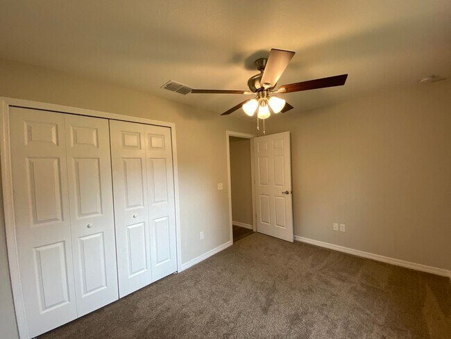 Building Photo - Custom Home - Desirable SE Ocala Neighborh...