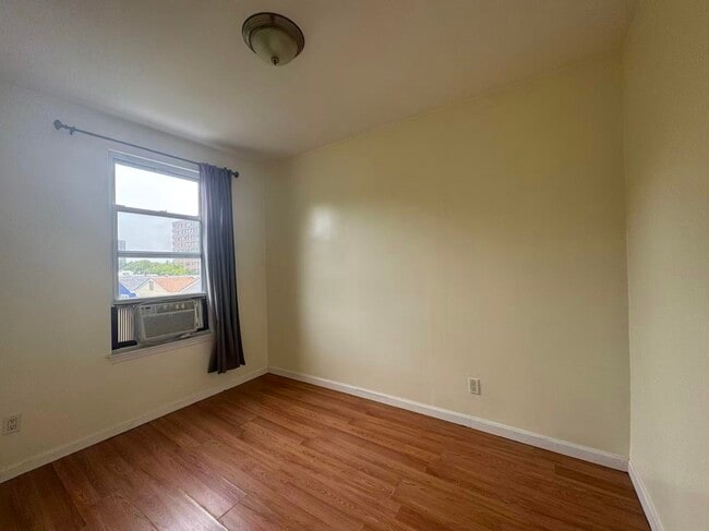 Building Photo - 216 1ST St