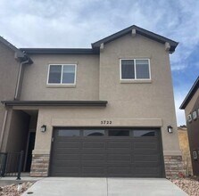 Building Photo - 3 Bed Luxury End Unit Townhome backs to Na...