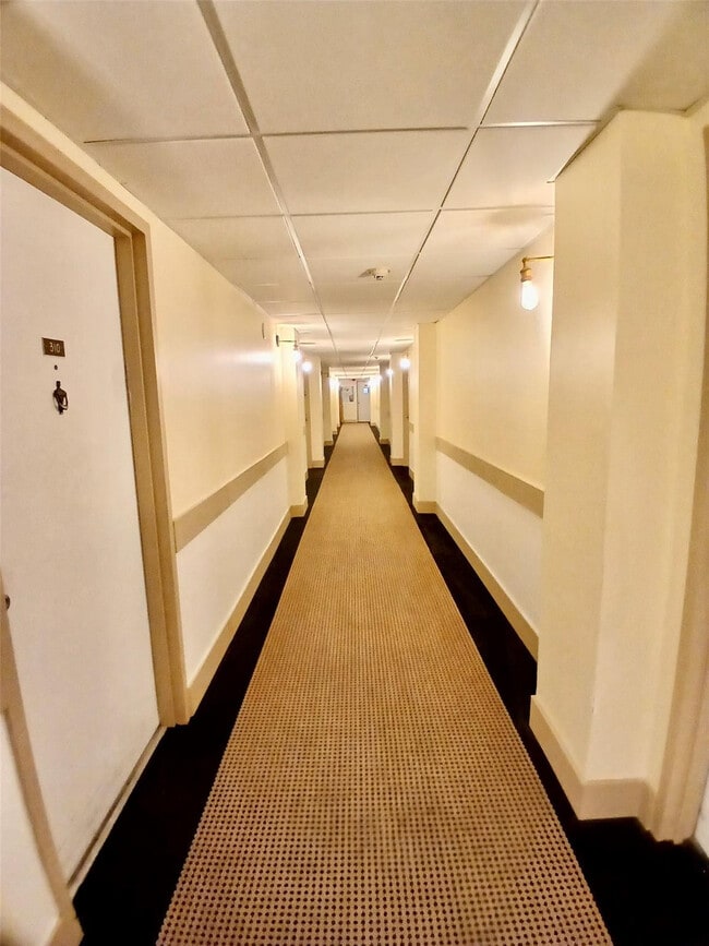 Building Photo - 4164 Inverrary Dr