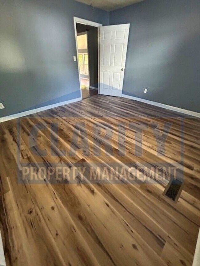 Building Photo - Spacious 3 bedroom, 2 bath home