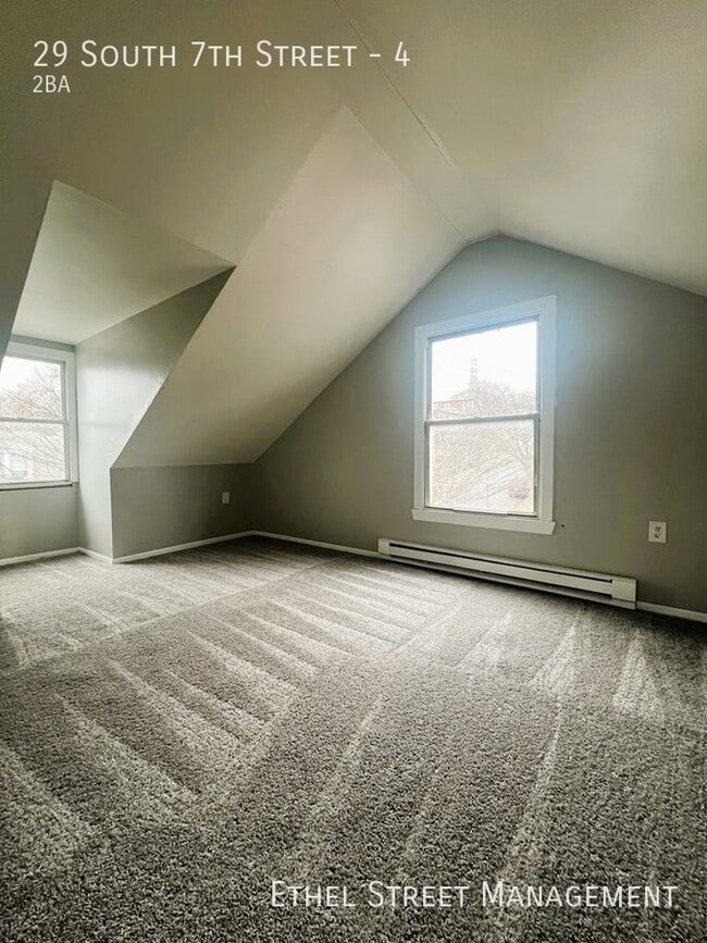 Building Photo - Newly-Updated 2 Bedroom Apartment