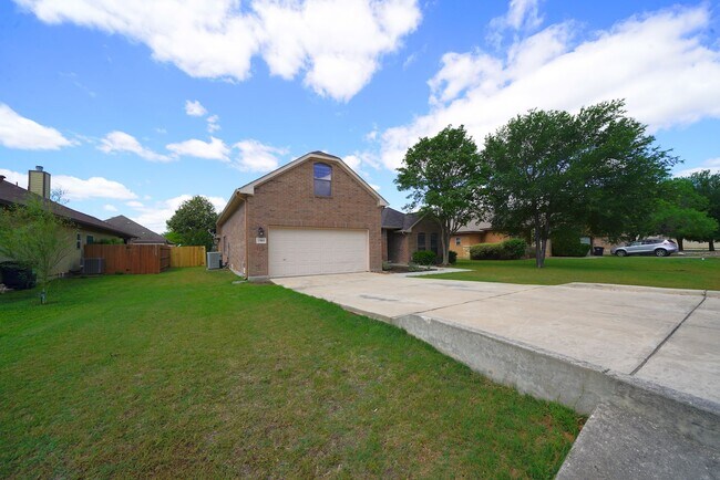 Building Photo - Move-In Ready Property Now Available in Se...