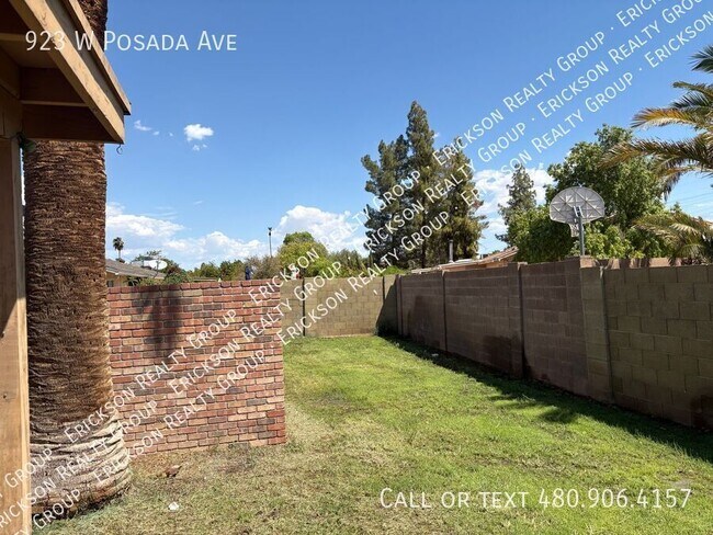 Building Photo - 923 W Posada Ave