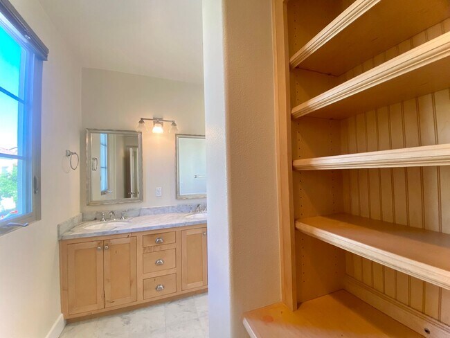 Building Photo - Modern Fremont Home with Expansive Loft for Rent!
