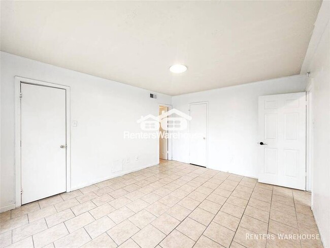 Building Photo - Well kept, lovely 4 bedroom, 2.5 bathroom ...