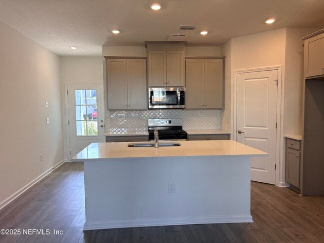 Building Photo - 193 Brandon Lks Dr